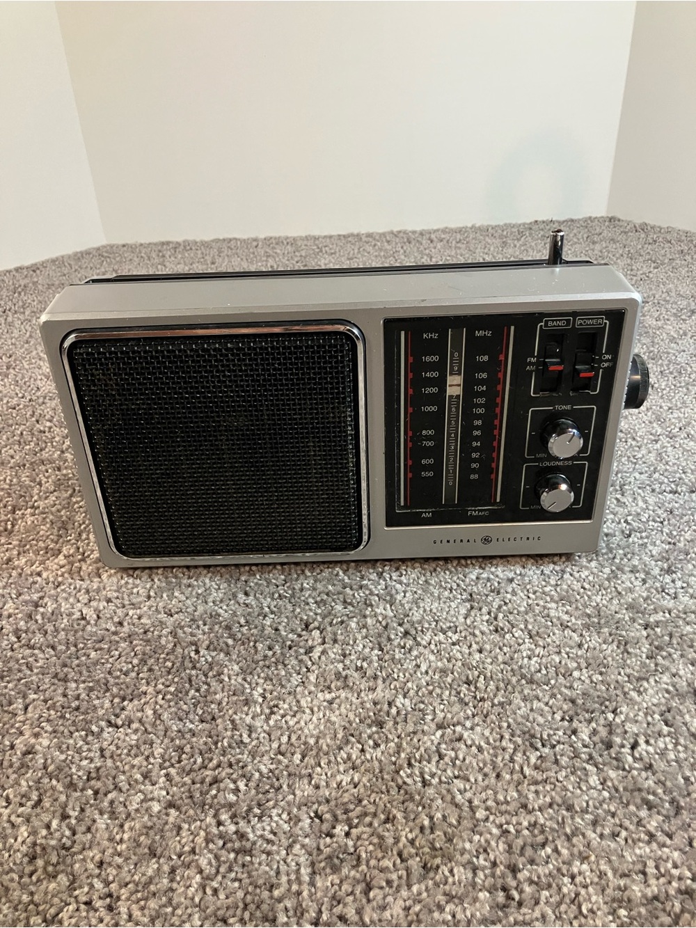 Vintage General Electric Model: 7-2857A AM/FM Portable Radio Works!